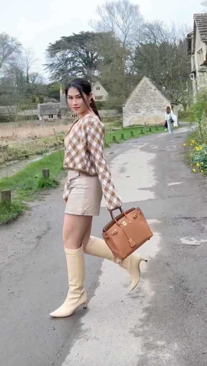 Trước đó Ngọc Thanh Tâm có chuyến xuất ngoại trời Âu, cô còn thực hiện hẳn clip kể lại hành trình từ lúc ra sân bay đến những địa điểm đã đến ở Anh.