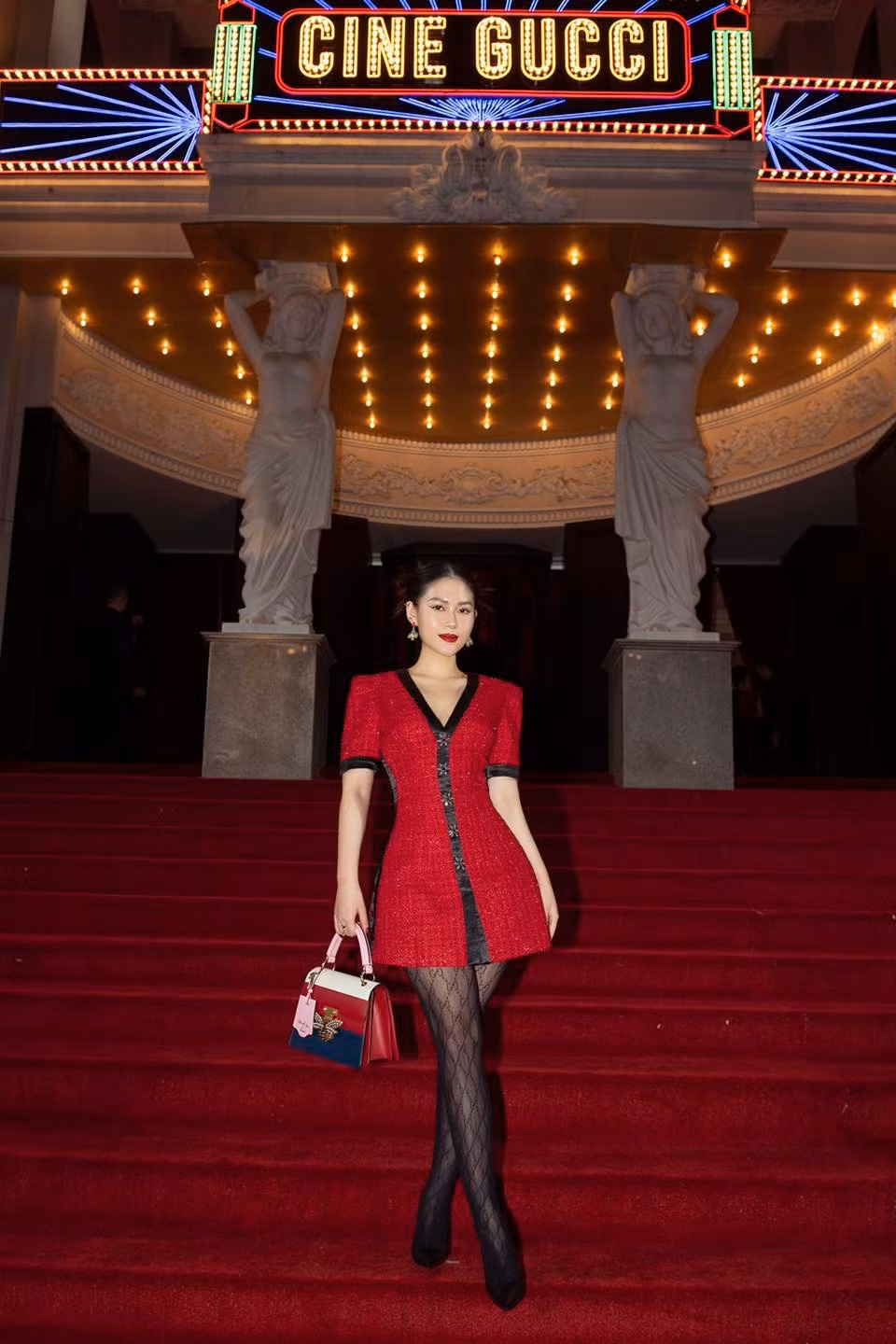 Trong những bức ảnh tự đăng tải, Ngọc Thanh Tâm xuất hiện kiêu kỳ với vóc dáng thon gọn, khoe khéo đường cong hút mắt.