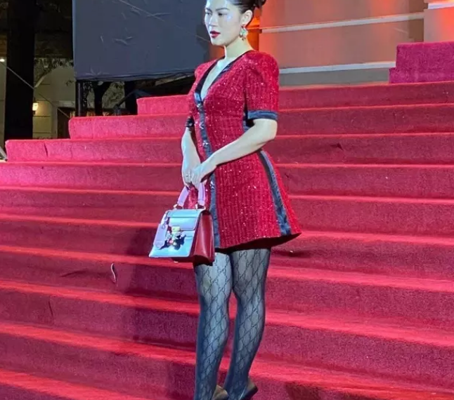 Mới đây, Ngọc Thanh Tâm xuất hiện tại tuần lễ thời trang đẳng cấp thế giới với chủ đề "Cine Gucci", tuy nhiên lần này ái nữ đại gia thủy sản bất ngờ bị người đi đường chụp lén, lộ ngoại hình có phần khác lạ.