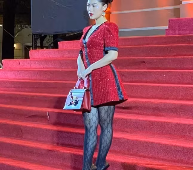 Mới đây, Ngọc Thanh Tâm xuất hiện tại tuần lễ thời trang đẳng cấp thế giới với chủ đề "Cine Gucci", tuy nhiên lần này ái nữ đại gia thủy sản bất ngờ bị người đi đường chụp lén, lộ ngoại hình có phần khác lạ.