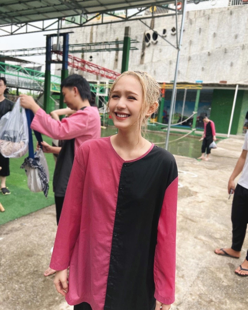 Ngoài ra, các góc chụp khó nhằn, vốn dễ lộ khuyết điểm sắc vóc cũng được Xoài Non "cân đẹp".