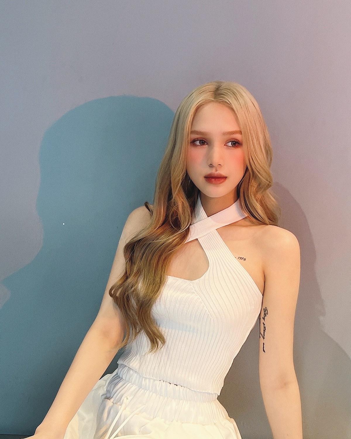 Lung linh mỗi khi lên sóng truyền hình hay dự sự kiện nhưng thường ngày hot girl sinh năm 2002 này cũng vô cùng giản dị, đẹp bất chấp mọi hoàn cảnh.