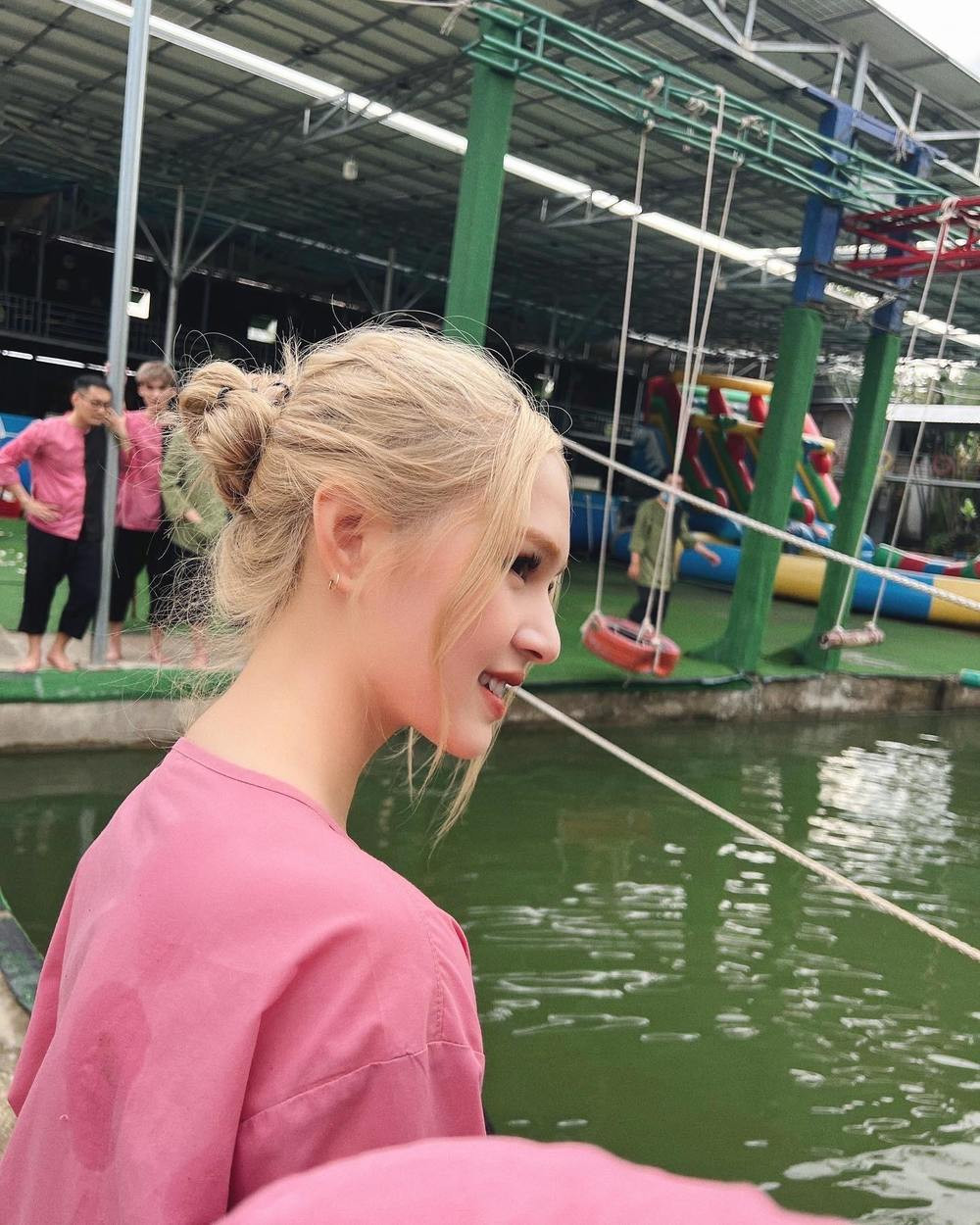 Tại đây các streamer đình đám đã hội ngộ và tham gia các hoạt động thú vị, mang đậm chất "miền Tây". "Chuyến đi phá đảo miền Tây trong năm 2022 cùng với tất cả anh em. Đi về em không nhận ra em luôn ạ", cô viết.