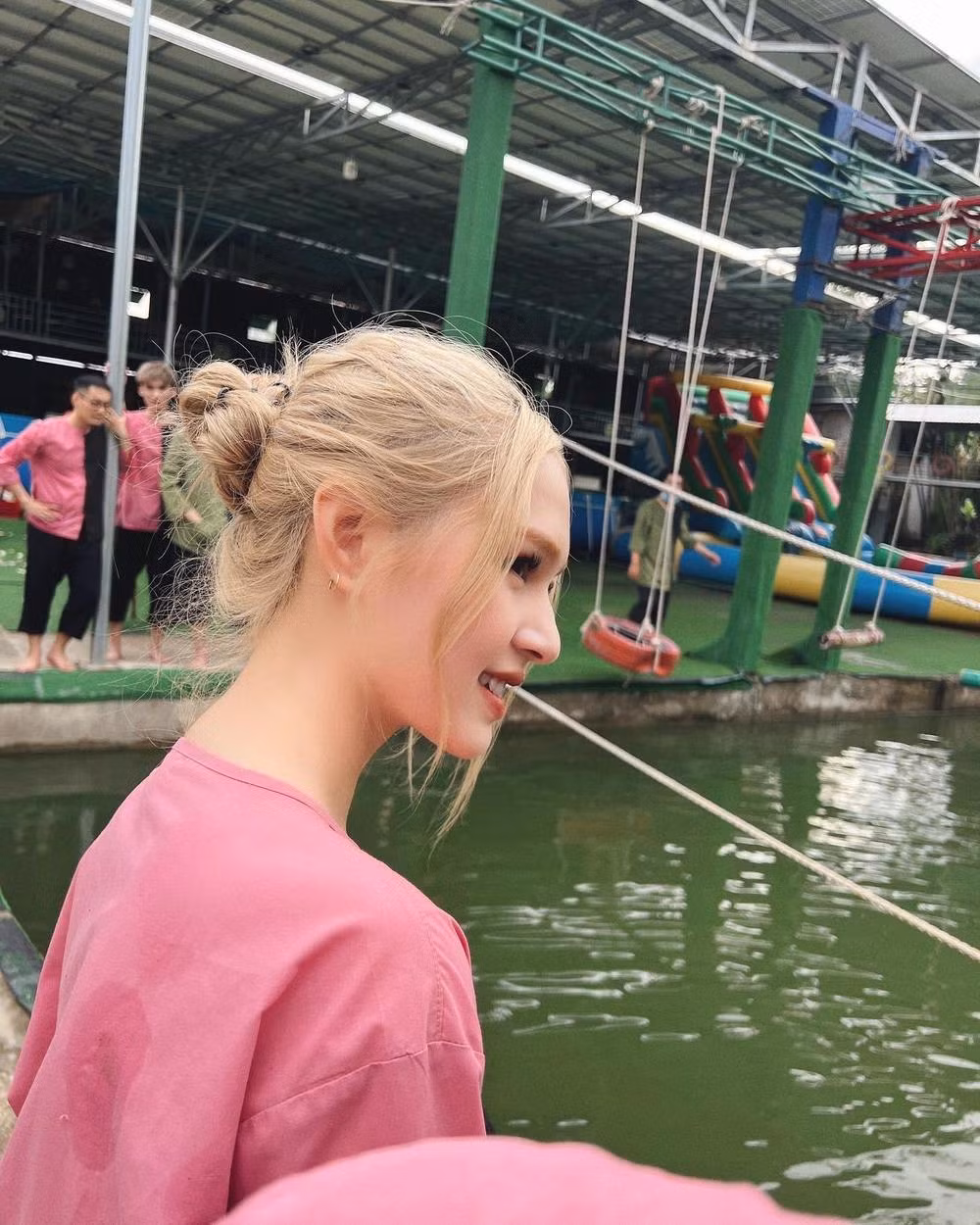 Tại đây các streamer đình đám đã hội ngộ và tham gia các hoạt động thú vị, mang đậm chất "miền Tây". "Chuyến đi phá đảo miền Tây trong năm 2022 cùng với tất cả anh em. Đi về em không nhận ra em luôn ạ", cô viết.