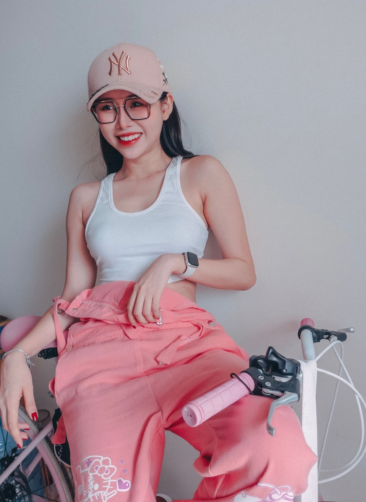 Cô giữ được vẻ ngoài rạng rỡ, không có quá nhiều khác biệt so với ảnh tự đăng và khi xuất hiện trên tivi.