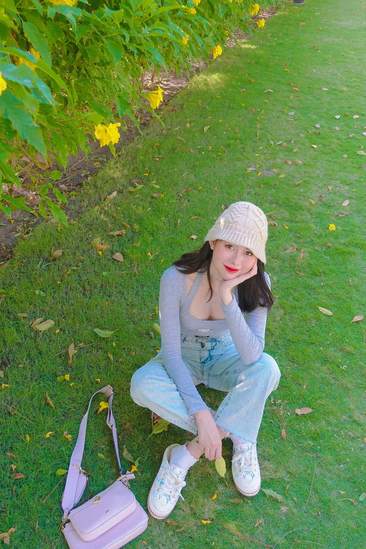 Phương Thoa từng tham gia không ít cuộc thi sắc đẹp và đã đạt được không ít thành tích ấn tượng: Á khôi 1 Miss Cybermile 2017, Top 30 Hoa Khôi Sinh Viên Việt Nam 2017.