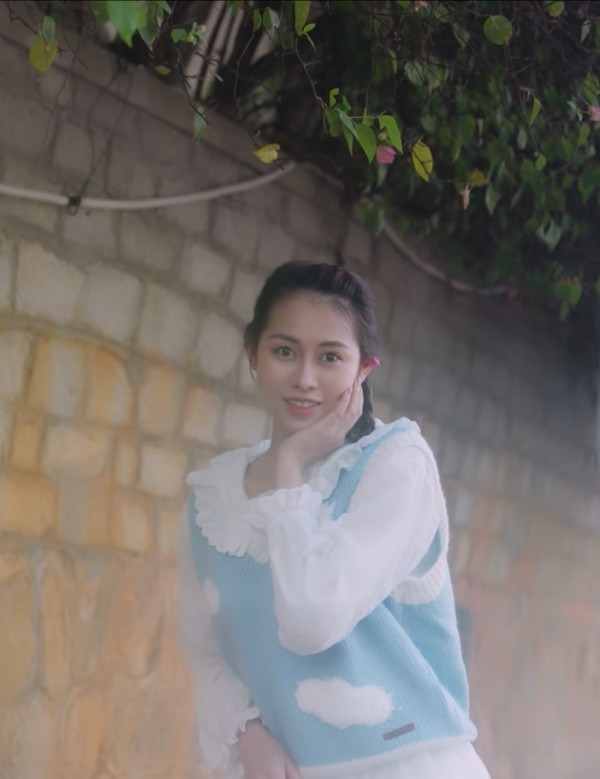 Không chỉ trên sóng truyền hình, những khoảnh khắc cô nàng xuất hiện trong MV cũng để lại ấn tượng đẹp trong lòng công chúng bởi ngoại hình.