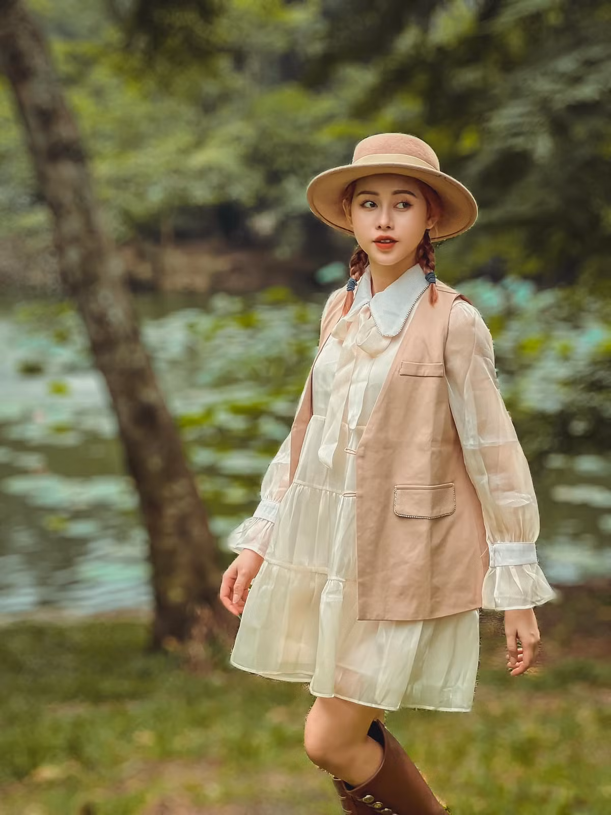 Trên mặt trận TikTok, Việt Phương Thoa ghi dấu với sự góp mặt trong rất nhiều video thuộc series "chủ tịch giả danh… và cái kết". Ảnh: Tổng hợp