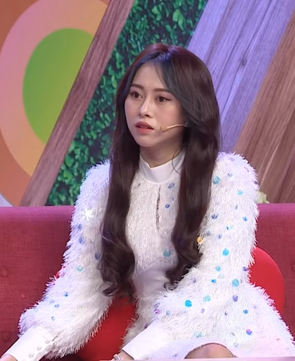 So với các hình ảnh đăng tải trên mạng xã hội, diện mạo thực của cô không có quá nhiều khác biệt. Dù không lung linh bằng những khung ảnh tự đăng, song "chủ tịch triệu view" vẫn giữ được những đường nét xinh đẹp tự nhiên.