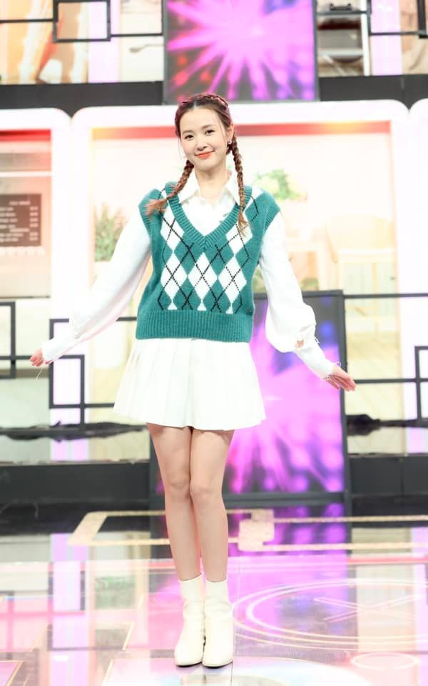 Bên dưới đoạn video này, cư dân mạng đã để lại rất nhiều bình luận, bày tỏ sự ngỡ ngàng trước nhan sắc của Midu, cũng như bất ngờ trước sự chênh lệch rõ rệt giữa một nữ ngôi sao và hot TikToker đàn em.