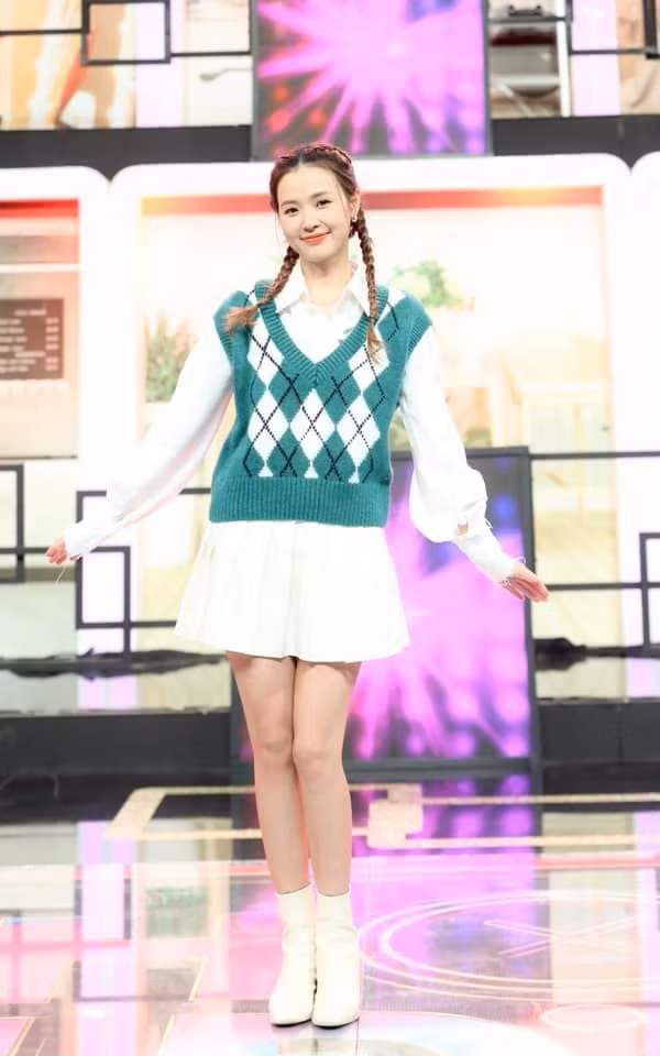 Bên dưới đoạn video này, cư dân mạng đã để lại rất nhiều bình luận, bày tỏ sự ngỡ ngàng trước nhan sắc của Midu, cũng như bất ngờ trước sự chênh lệch rõ rệt giữa một nữ ngôi sao và hot TikToker đàn em.