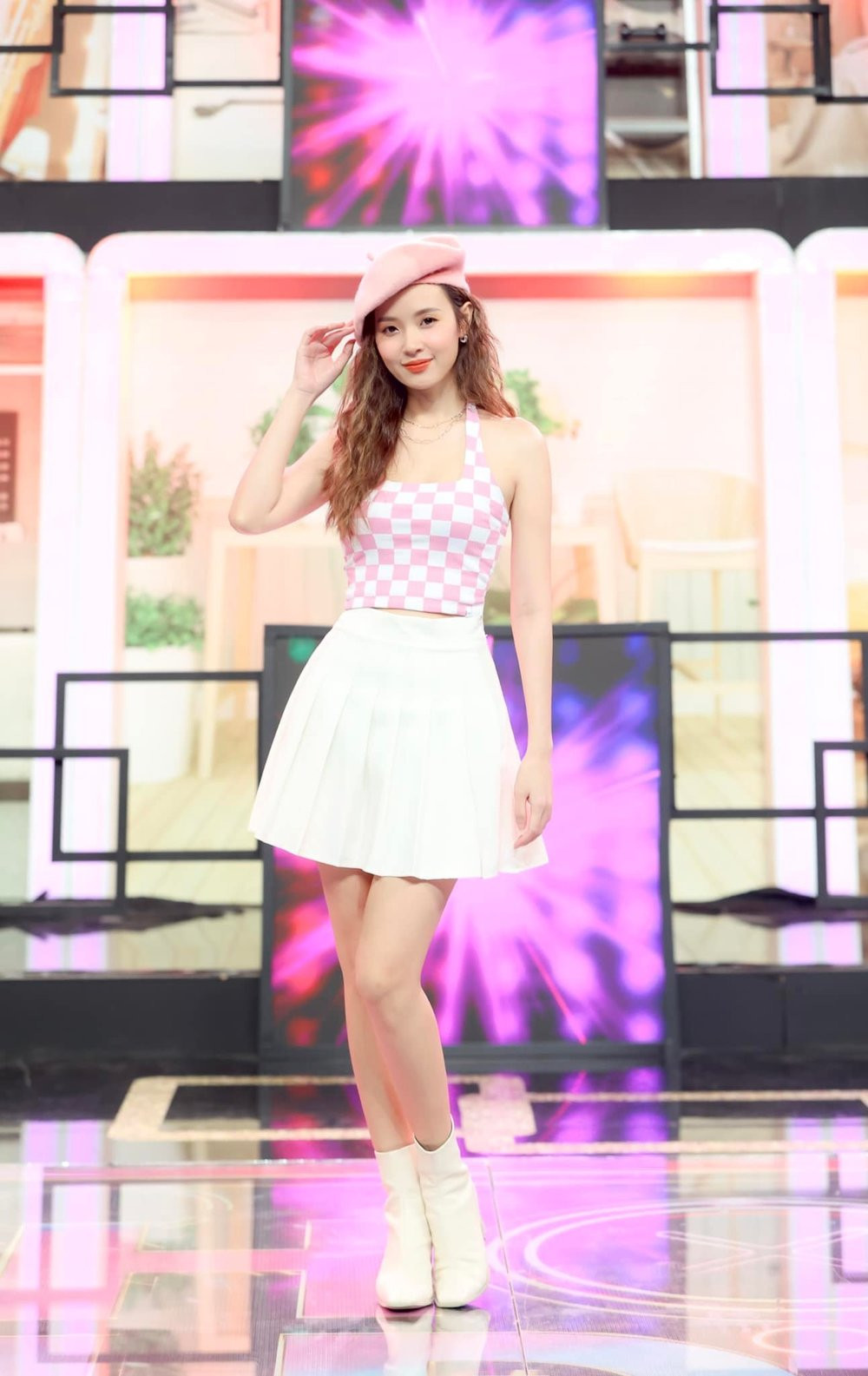 Tại sự kiện ra mắt phim, Midu khoe sắc trong chiếc váy quây trắng có kiểu dáng như một bông hoa hồng. Với tạo hình này, cựu hot girl xuất hiện tại sự kiện trông không khác gì nàng công chúa quý tộc cổ điển, quyến rũ.