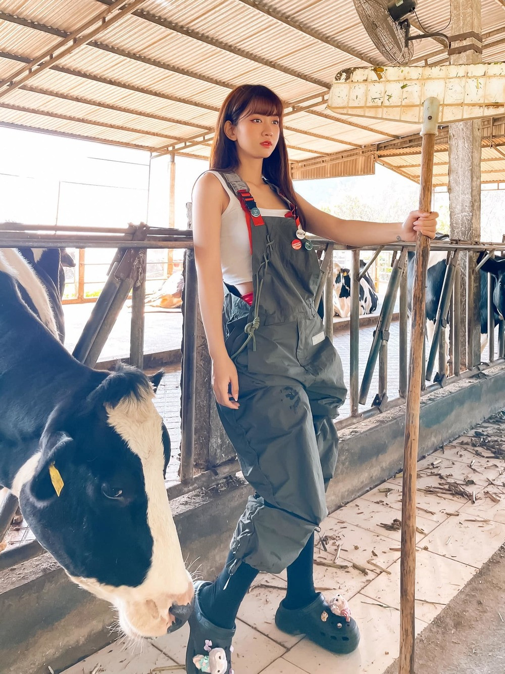 Trong khi đó, Lê Bống đứng bên cạnh khoe gương mặt xinh đẹp không khác gì so với những video trên mạng. Tuy nhiên, cô nàng lại không may khi có khuyết điểm là đôi chân có phần khá mũm mĩm.