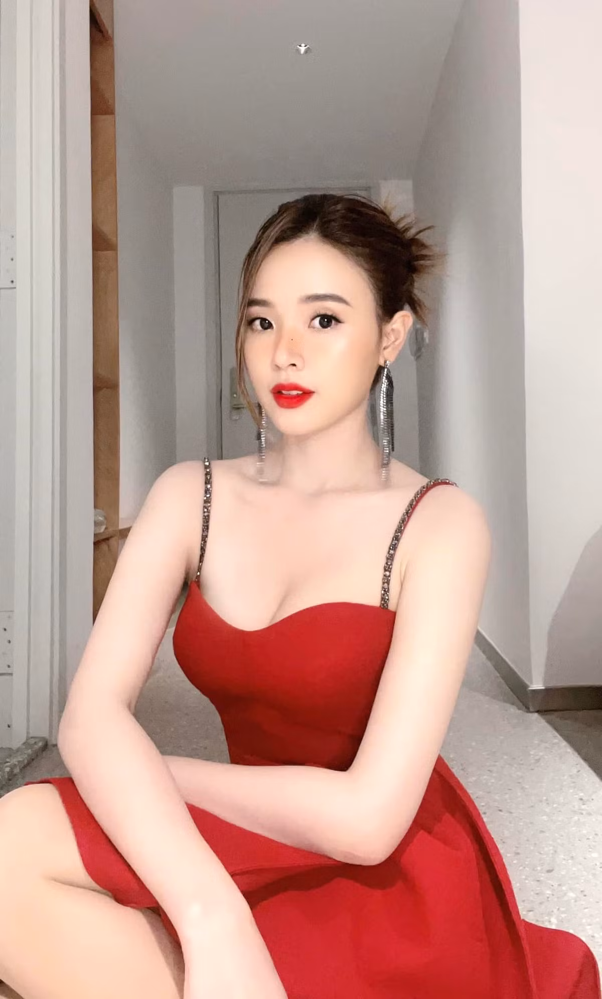 Dù chất lượng hình ảnh không quá tốt thế nhưng Midu vẫn có nhan sắc rất rực rỡ hút mắt với làn da mịn màng, khuôn mặt nhỏ nhắn, thanh tú. Ảnh: Tổng hợp