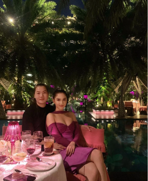 Không giống như trợ lý bình thường, Thúy Kiều và Ngọc Trinh giống như chị em thân thiết. Ngọc Trinh thậm chí còn "nhõng nhẽo", làm nũng Thúy Kiều, năn nỉ trợ lý quay trở lại làm việc trong một giai đoạn ngắn Thúy Kiều định giải nghệ về quê.