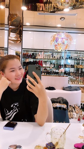 Không chỉ "chăm sóc" cho các bé túi hiệu của Ngọc Trinh, trong các cuộc ăn chơi của nữ hoàng nội y lúc nào cũng phải có sự góp mặt của Thuý Kiều.