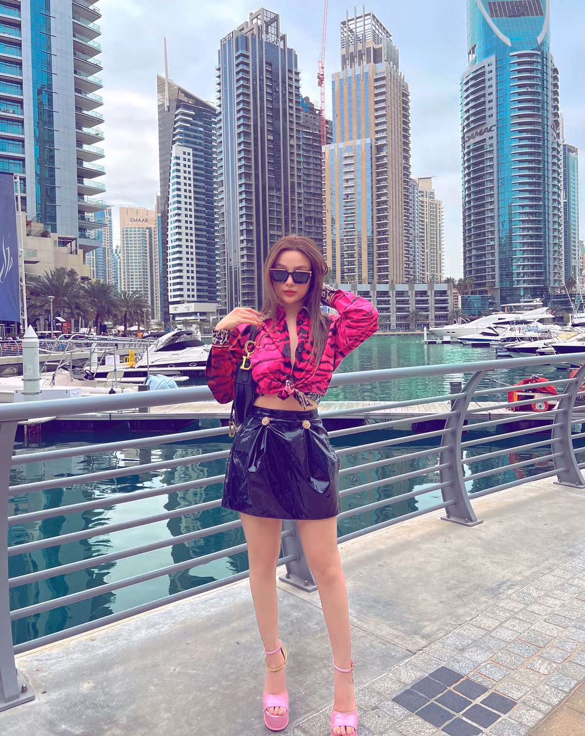 Bên cạnh những lời khen Huyền Baby nhảy đẹp thì có không ít người nhận xét khá "nóng mặt" bởi một số động tác như xoạc chân, lắc mông trong trang phục ngắn bó sát.