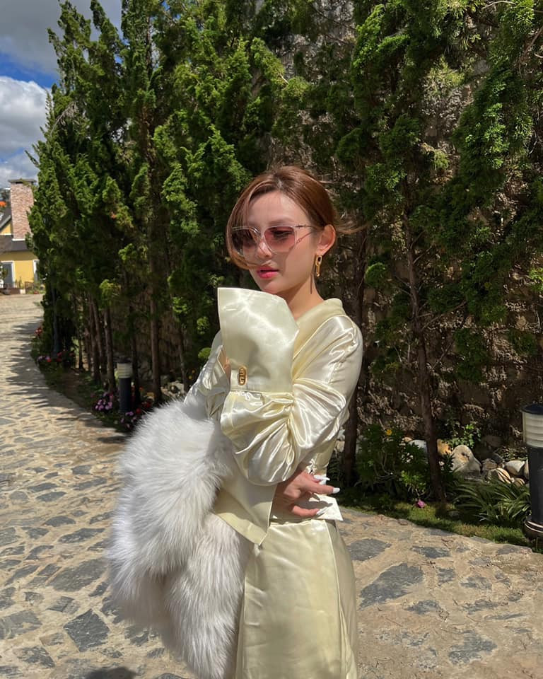 Cuộc sống hiện tại của bà mẹ 2 con liên tục làm nhiều chị em ghen tị, Được biết gia đình cô sống trong căn biệt thự 100 tỷ đồng. Năm 2020, ông xã tặng cho Huyền Baby một căn biệt thự khác trị giá 80 tỷ đồng nhân dịp Valentine. Ảnh: Tổng hợp