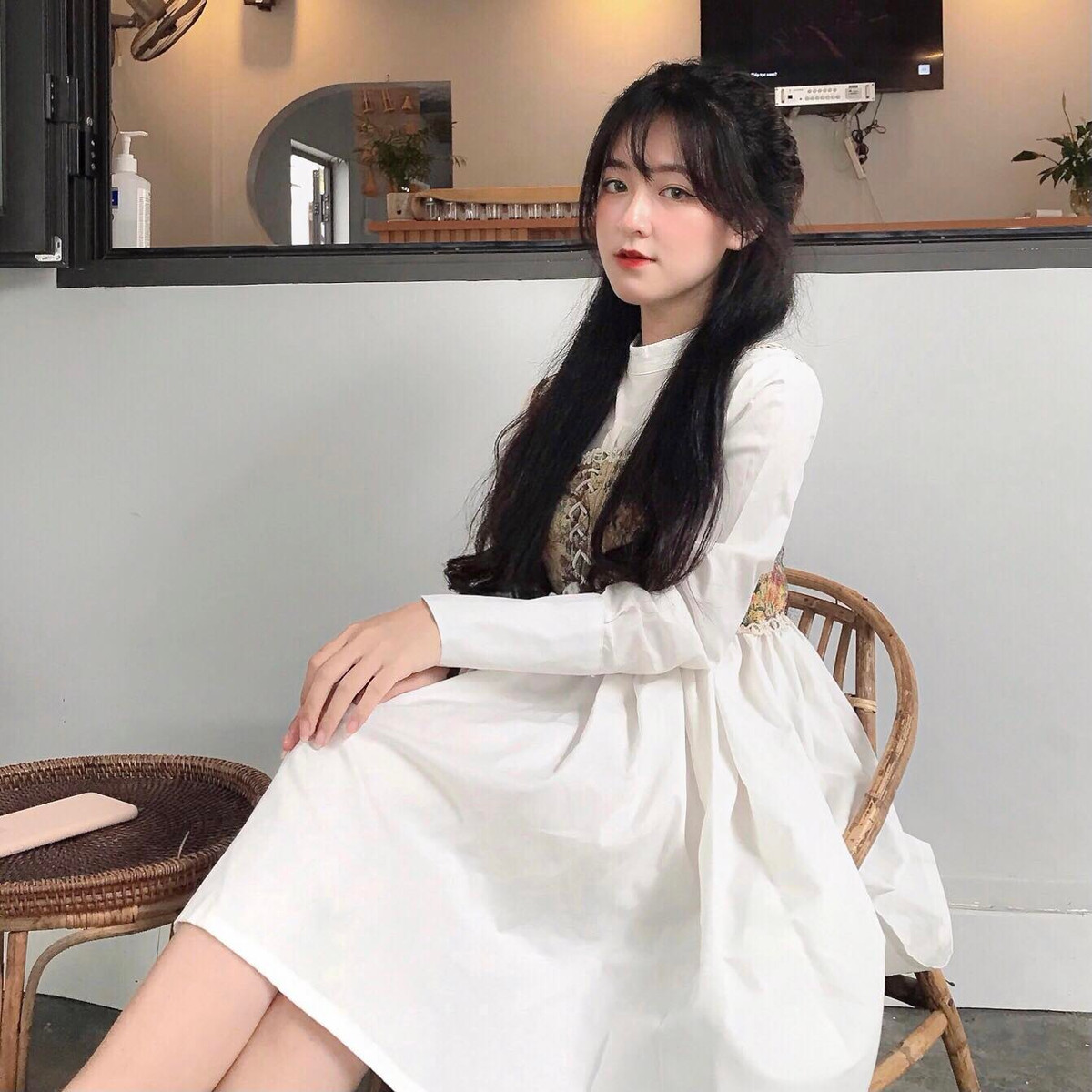 Nàng hot girl 2K sở hữu gương mặt xinh xắn cùng làn da trắng làm bao chàng trai phải "thổn thức" ngay từ ánh mắt đầu tiên.