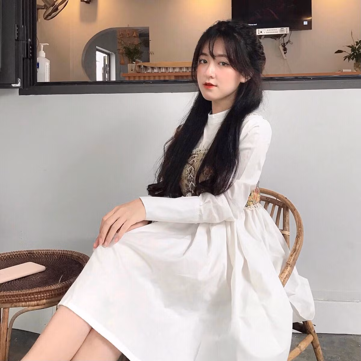 Nàng hot girl 2K sở hữu gương mặt xinh xắn cùng làn da trắng làm bao chàng trai phải "thổn thức" ngay từ ánh mắt đầu tiên.