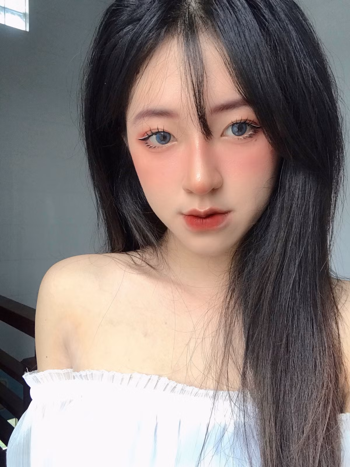 Ấn tượng đầu tiên mà nữ sinh này để lại cho người đối diện chính là đôi mắt to tròn và thần thái "chuẩn chỉnh".