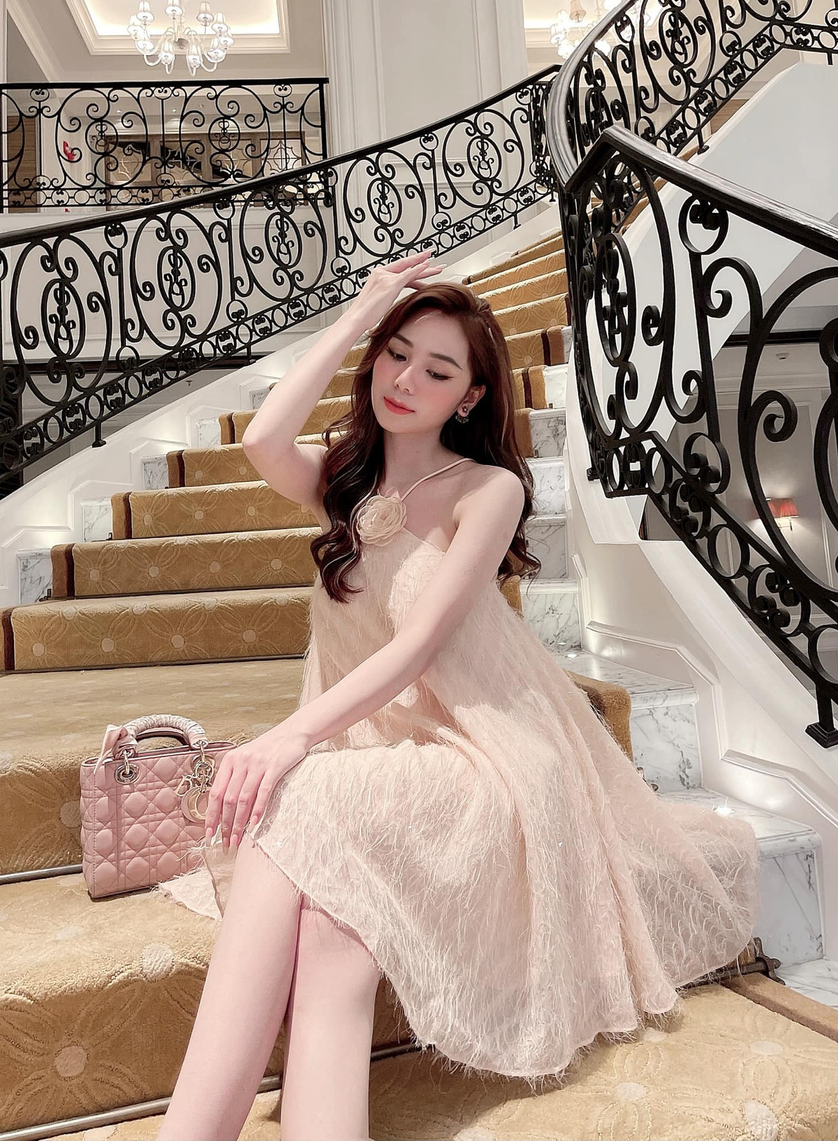 Giống như nhiều hot girl mạng khác, Kim Chi cũng là nhân vật bị cư dân mạng soi nhan sắc ngoài đời thực và trên mạng khác nhau ra sao?