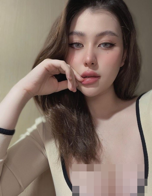 Mới đây, Sunna khiến các mẹ bỉm ngỡ ngàng khi chưa ra cữ đã tự tin selfie cận mặt khoe nhan sắc "bà đẻ" đẹp không tì vết.