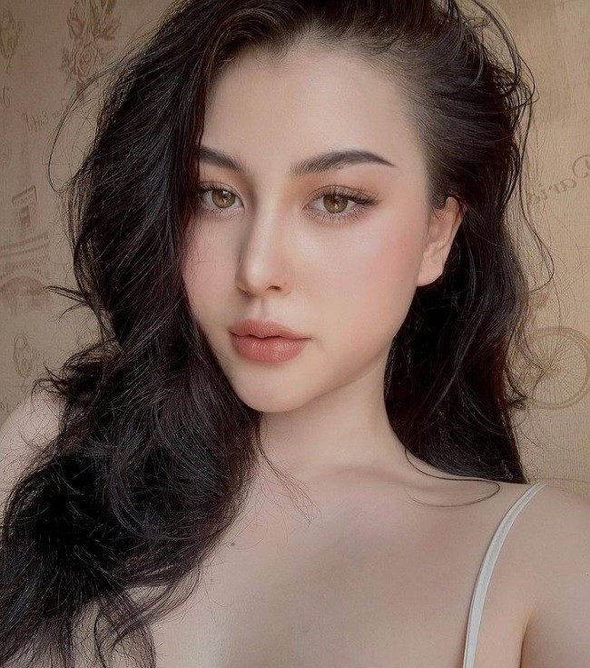 Trong hình ảnh, gái xinh 2K trang điểm theo phong cách Tây, nét đẹp của cô không có gì bàn cãi, không ai tin được đây là nhan sắc của bà mẹ vừa sinh con chưa ra cữ.