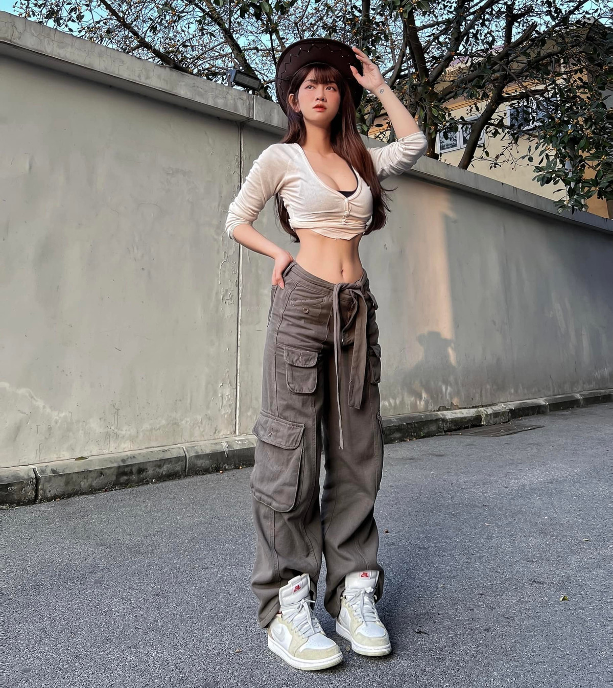 Ngoài ra hot girl Lê Bống còn nổi tiếng với hành trình lột xác từ 80kg xuống còn 52kg và được mọi người gọi là "hot girl phòng gym" với số đo 3 vòng chuẩn đét 96 - 60 - 96.