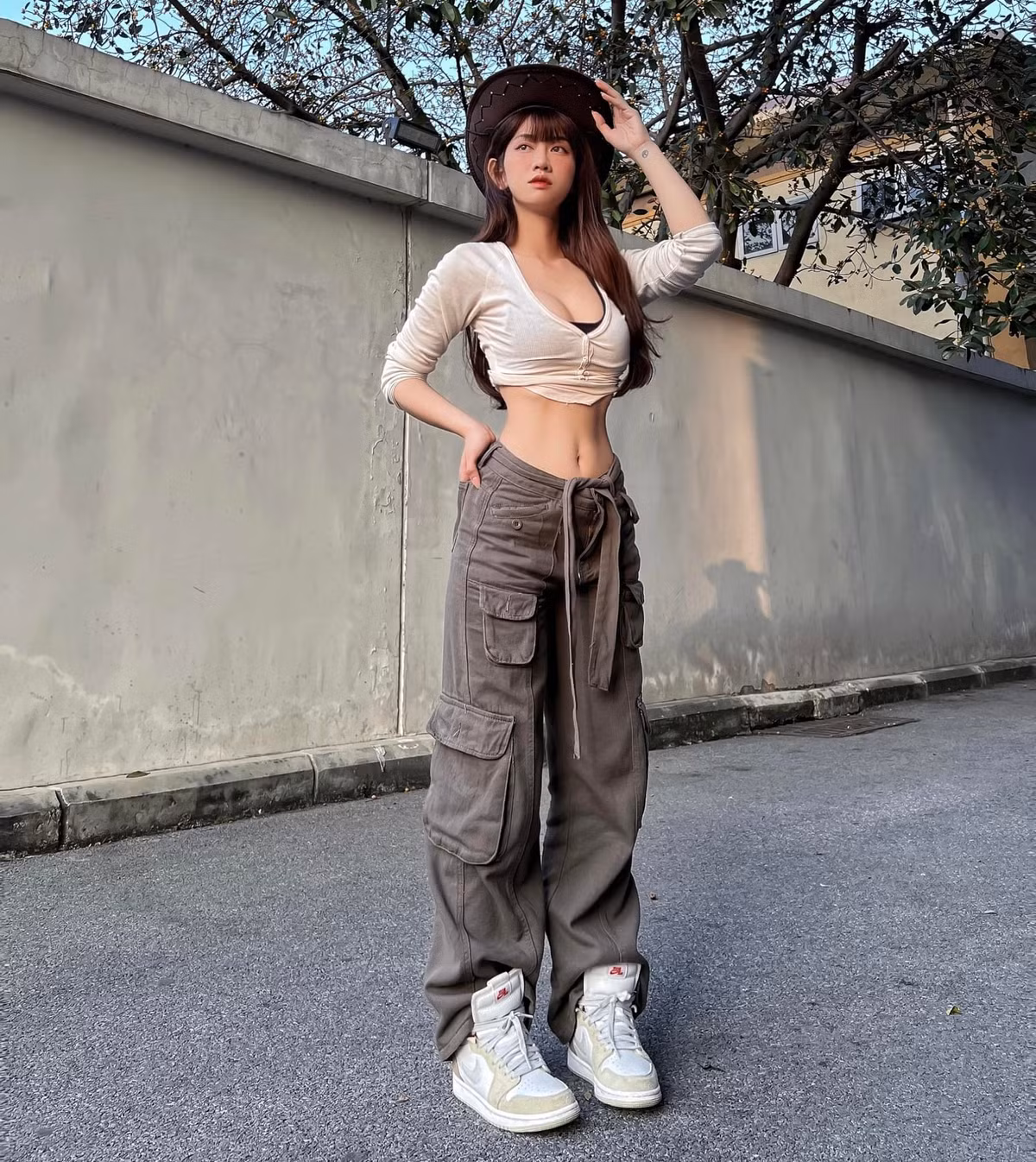 Ngoài ra hot girl Lê Bống còn nổi tiếng với hành trình lột xác từ 80kg xuống còn 52kg và được mọi người gọi là "hot girl phòng gym" với số đo 3 vòng chuẩn đét 96 - 60 - 96.