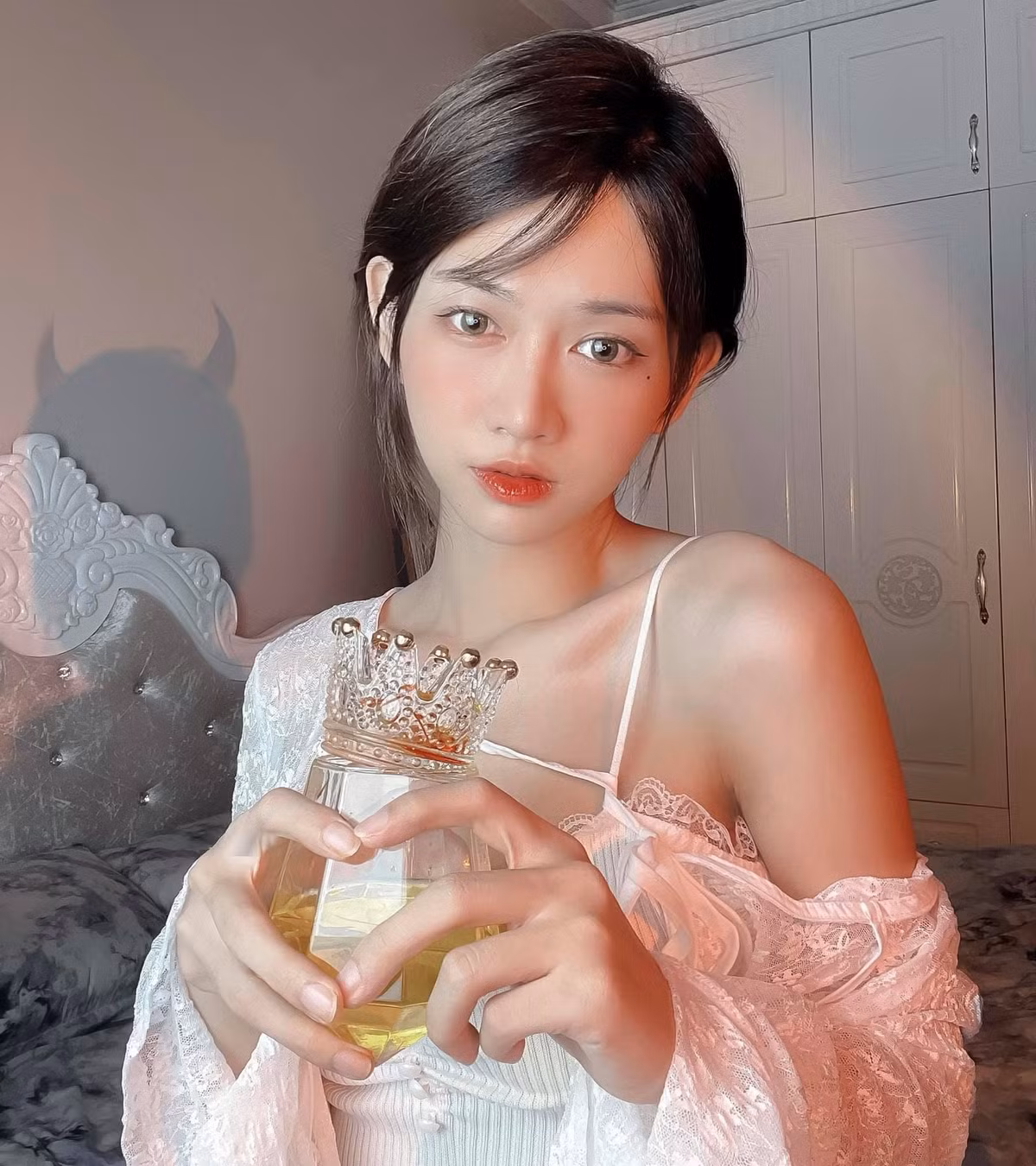 Điều khiến Lê Bống thu hút được sự chú ý lớn của mọi người chính là nhờ sở hữu gương mặt xinh xắn cùng body bốc lửa.