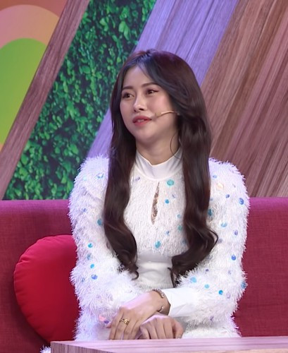 Việt Phương Thoa cũng từng gây chú ý về nhan sắc khi xuất hiện trên một chương trình truyền hình. Nhanh chóng, diện mạo khi lên tivi của cô nhận được sự quan tâm lớn từ công chúng.