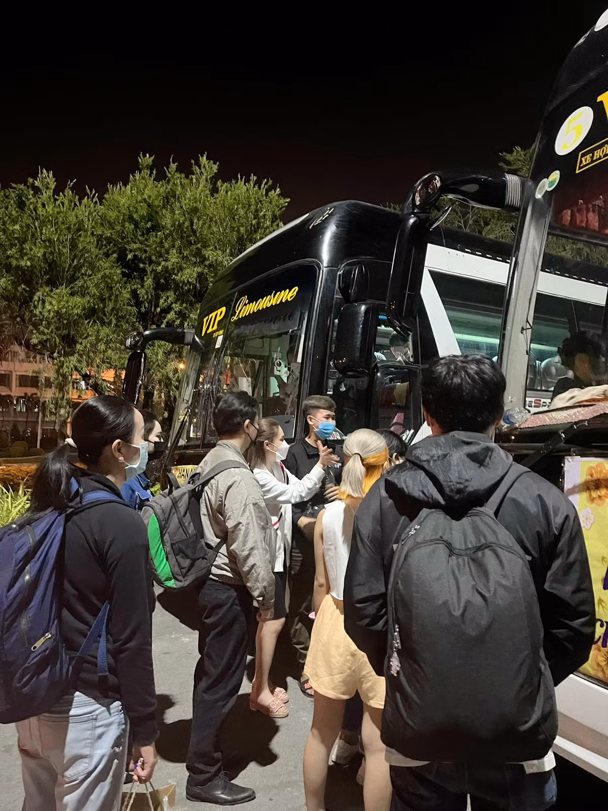 Đã có khoảng 1000 vé xe được vợ chồng nữ doanh nhân tài trợ với chi phí lên đến 300 triệu đồng, gồm các tuyến từ Sài Gòn về các tỉnh miền Tây và Nam Trung bộ.