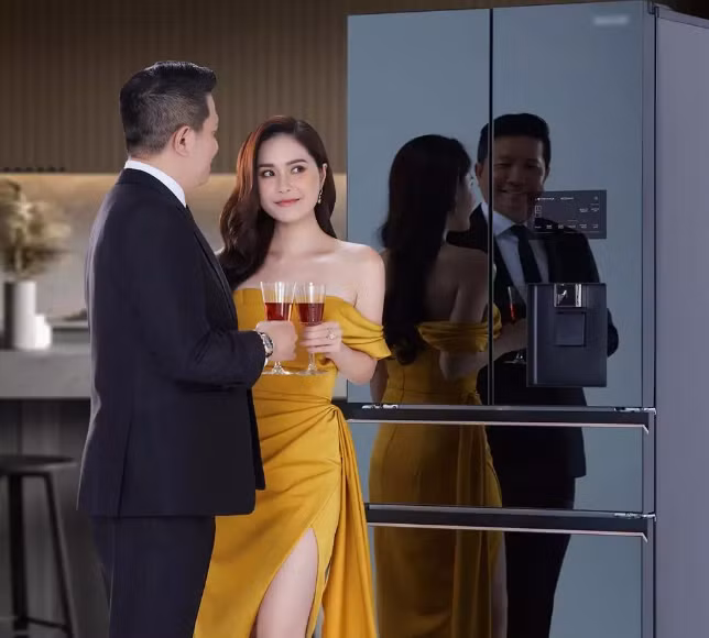 Trước vấn đề này, chồng Đoàn Di Băng trả lời: "Theo anh nha, người đàn ông phải lo được cho vợ con mình trước, rồi mới lo cho người lạ. Không lo được cho người lạ, người ta chỉ gọi là mình chưa giàu hoặc chưa đủ rộng lượng. Nhưng nếu không lo được cho gia đình thì người ta chửi thẳng mặt đồ thất bại. Anh sẽ giúp người lạ nhưng trong khả năng anh cho phép".