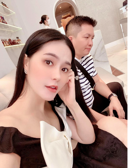 Ngoài ra, vị doanh nhân còn nói thêm, việc mua cái này cái kia cho vợ để quy ra giúp người này người kia thì thà mang tiếng không rộng lượng. Anh cũng nhấn mạnh "cả đời anh cố gắng chỉ vì vợ con anh và cho gia đình anh thôi".