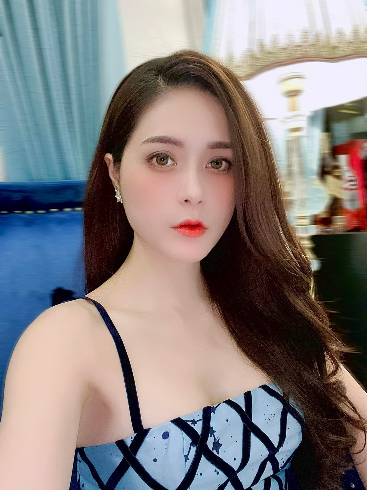 Được biết, một phần tiền trong lợi nhuận buôn bán sẽ được hai vợ chồng trích ra giúp đỡ hoàn cảnh khó khăn.