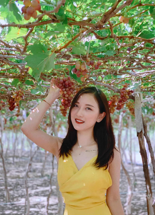 Hình ảnh cô giáo trẻ trong tà áo dài thướt tha cùng nụ cười rạng rỡ nhận được rất nhiều cảm tình từ phía phụ huynh. Ảnh: FBNV