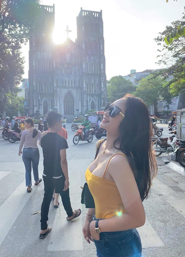 Người đẹp Thái Bình gây ấn tượng bởi nhan sắc rạng rỡ, gương mặt thanh tú cùng gu thời trang gợi cảm, nữ tính.