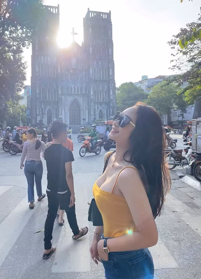 Người đẹp Thái Bình gây ấn tượng bởi nhan sắc rạng rỡ, gương mặt thanh tú cùng gu thời trang gợi cảm, nữ tính.