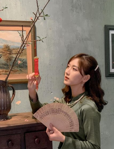 Ở ngoài đời, Bùi Thúy Ngân có gu mặc đẹp, trẻ trung, khác hẳn hình ảnh kín đáo khi đứng trên bục giảng.