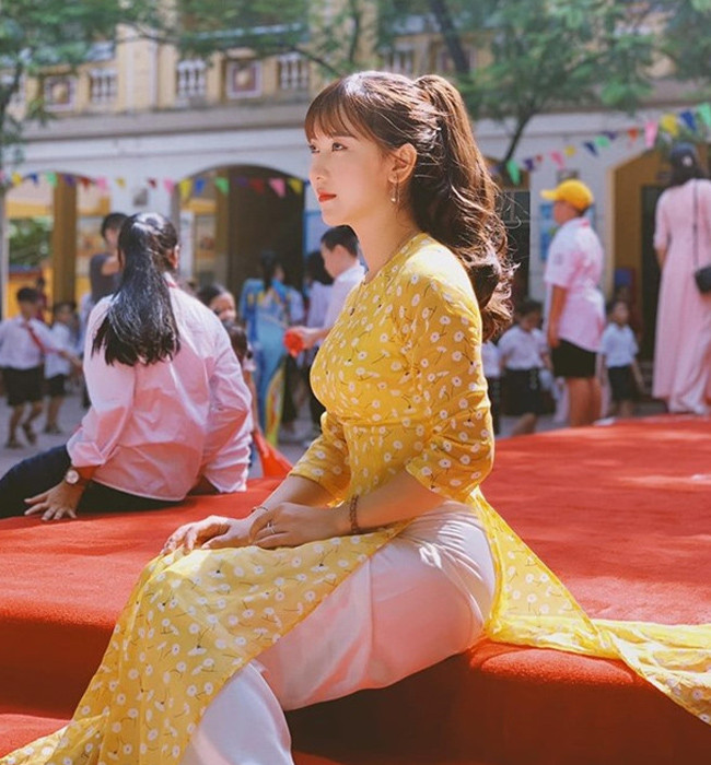 Cũng như Phương Thảo, Bùi Thúy Ngân sinh năm 1991 là cô giáo hot girl từng gây sốt MXH khi những hình ảnh dạy học trong lớp của cô được nhiều người chia sẻ.