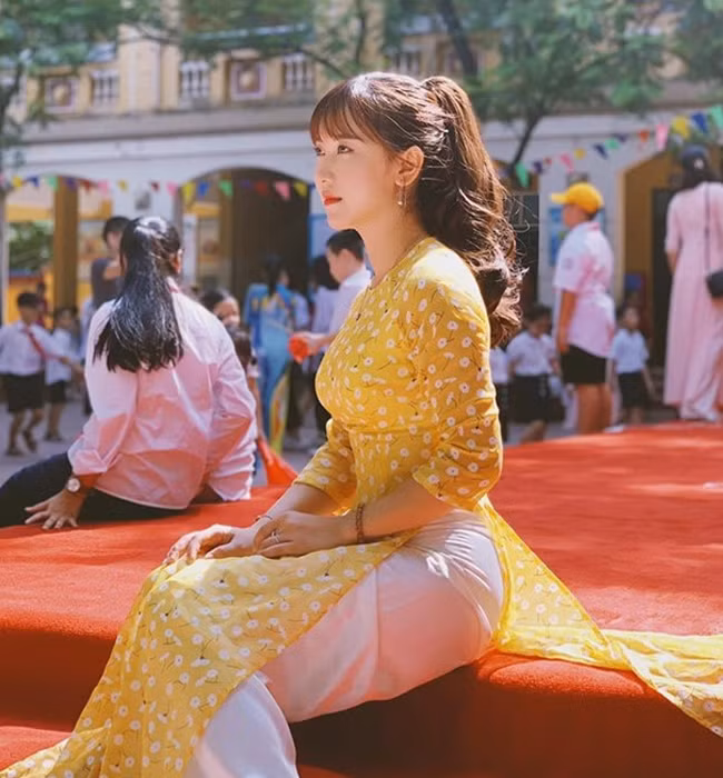 Cũng như Phương Thảo, Bùi Thúy Ngân sinh năm 1991 là cô giáo hot girl từng gây sốt MXH khi những hình ảnh dạy học trong lớp của cô được nhiều người chia sẻ.