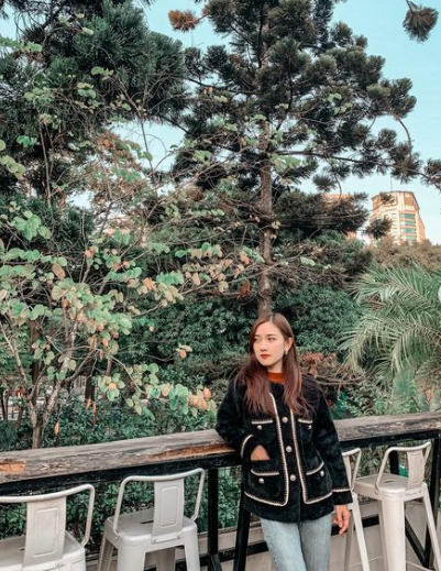 Không giống Lưu Thị Phương Thảo, Thúy Ngân lại gây thiện cảm khi chuộng trang phục kín đáo nhưng không kém nữ tính, duyên dáng.