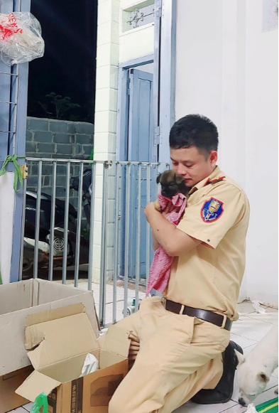 Thượng úy CSGT Lê Hùng Dương là nhân vật đang nhận được sự quan tâm thời gian qua nhờ cứu hộ chó mèo từ lò mổ hoặc suýt bị đem đến lò mổ. Số chó mèo anh hiện đang cưu mang đã lên đến 60 con.