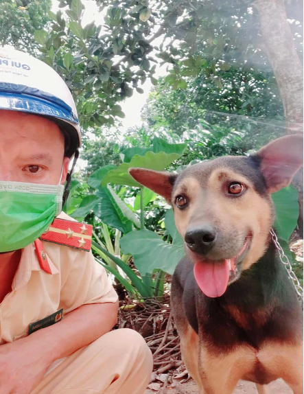 Thượng úy cũng thường xuyên lưu lại những khoảnh khắc vui vẻ với những chú chó của mình, xem chúng như một phần cuộc sống. Ảnh: Tổng hợp