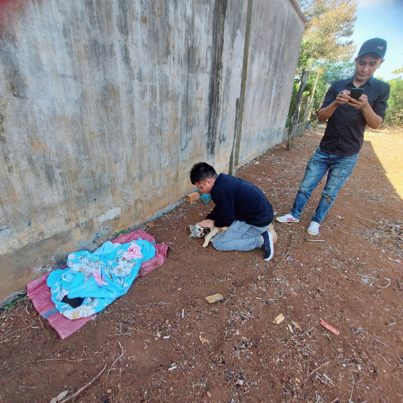 Thượng úy Lê Hùng Dương (sinh năm 1990) hiện đang công tác tại đội CSGT Thành phố Buôn Ma Thuột, công an tỉnh Đắk Lắk. Từ nhỏ, anh đã hết lòng yêu thương động vật; từ con gà, con mèo đến những chú chó của nhà cũng như xung quanh làng xóm.