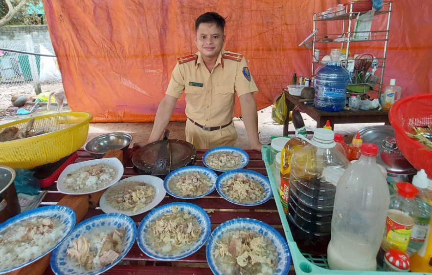 Theo như anh Dương chia sẻ, số tiền để nuôi 60 con chó, mèo trong một tháng là khá lớn, với đồng lương 10 triệu đồng Thượng úy Dương không thể đủ kinh phí để lo cho đàn chó được.