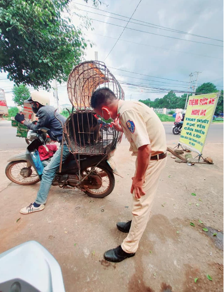 Được biết, một ngày của Thượng úy Dương đặc biệt hơn rất nhiều so với đồng nghiệp. Anh dậy từ 5 giờ sáng dọn dẹp, đi chợ mua thức ăn rồi mới đến cơ quan.