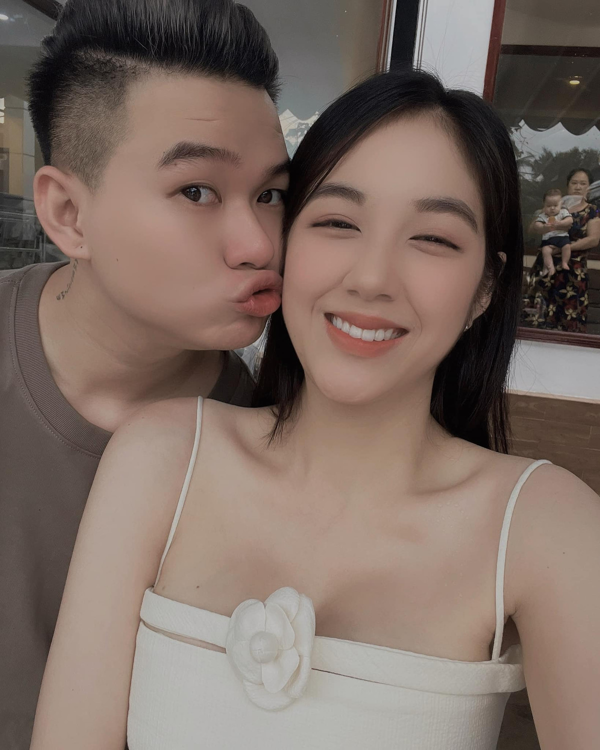 Trân Mèo được biết đến là vợ của game thủ Rambo. Hưởng ứng trào lưu khoe ảnh thời Yahoo, Trân Mèo được nhận xét là nhân vật sở hữu bức ảnh "đua trend" đỉnh cao nhất.