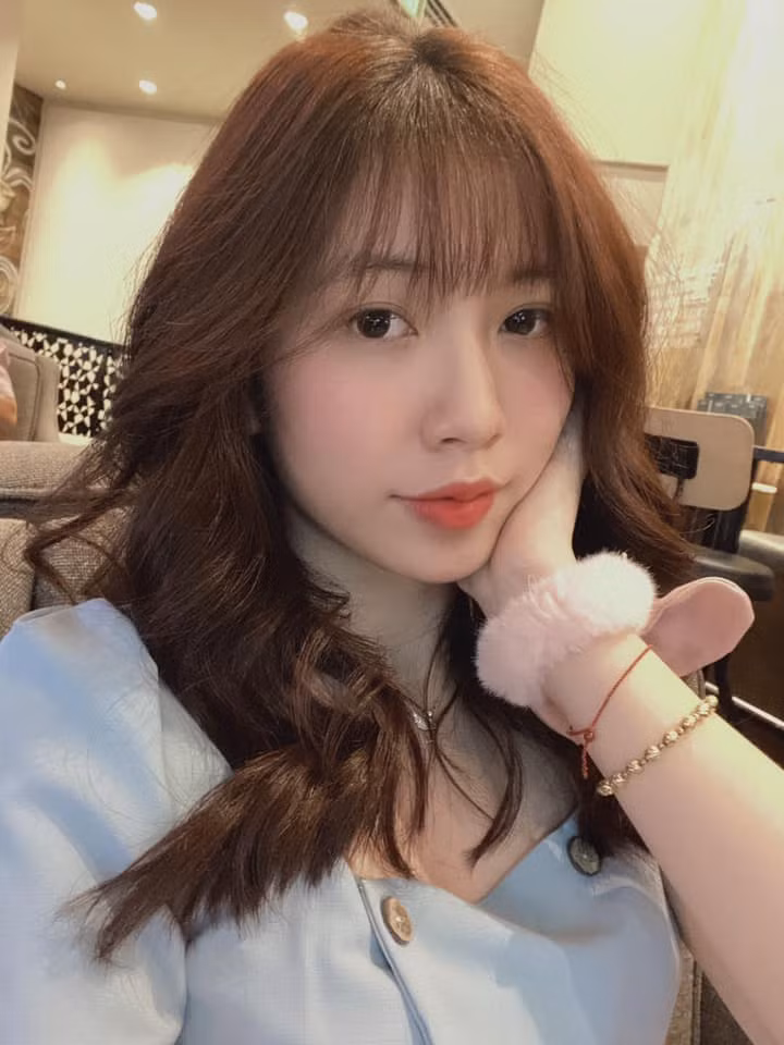 Mới đây, nữ game thủ đã khoe hình ảnh thời quá khứ của bản thân với hành động "chu mỏ" quen thuộc.